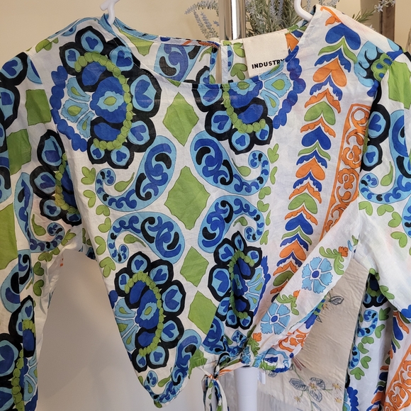 Colorful Women's Patterned Blouse - Picture 7 of 10